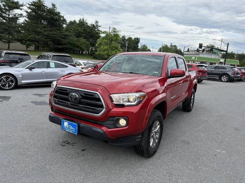 Used 2018 Toyota Tacoma SR5 AWD/4WD image 3