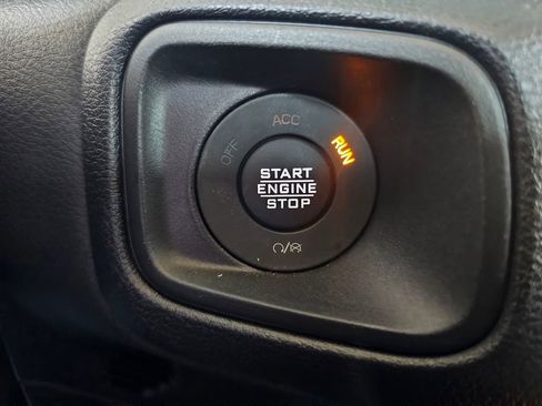 Used 2025 Jeep Gladiator Sport image 12