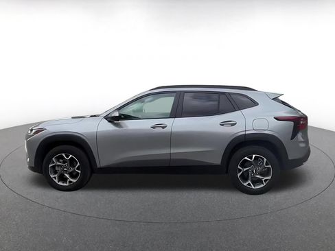 Used 2025 Chevrolet Trax LT FWD image 9