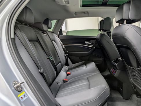 Used 2022 Audi e-tron Premium Plus w/ Premium Plus Package image 26