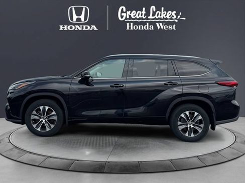Used 2021 Toyota Highlander XLE AWD/4WD image 2