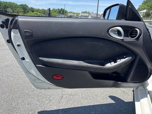 Used 2015 Nissan 370Z Touring RWD image 23