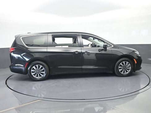 Used 2023 Chrysler Pacifica Touring-L FWD image 7