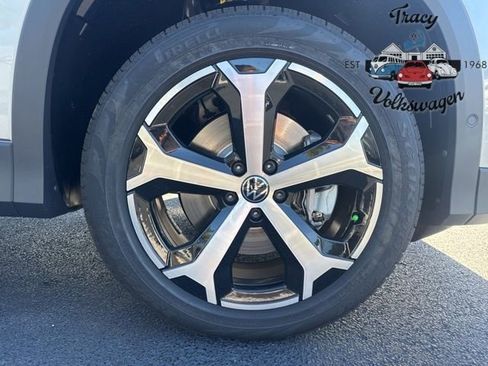 New 2025 Volkswagen Tiguan SE image 9