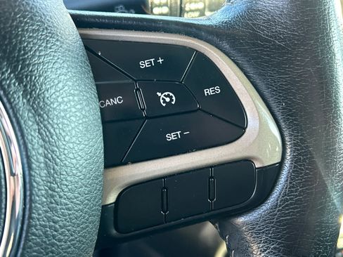 Used 2016 Jeep Renegade Limited image 22