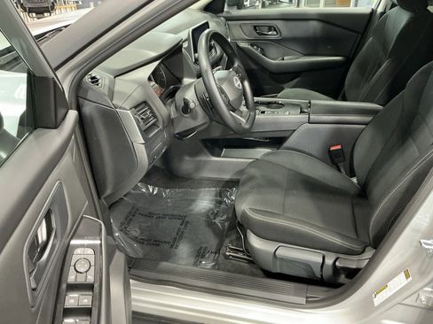 Used 2025 Nissan Rogue S image 3