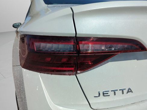 Used 2024 Volkswagen Jetta SE FWD image 18