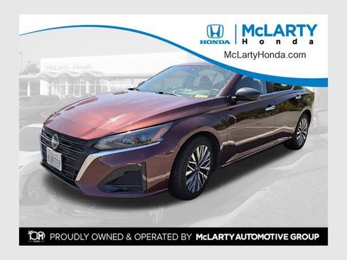Used 2024 Nissan Altima 2.5 SV FWD image 1