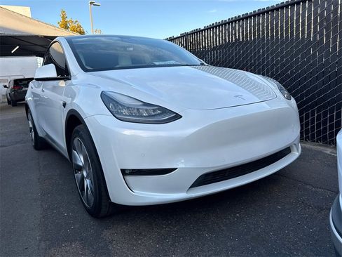 Used 2021 Tesla Model Y 2WD image 2