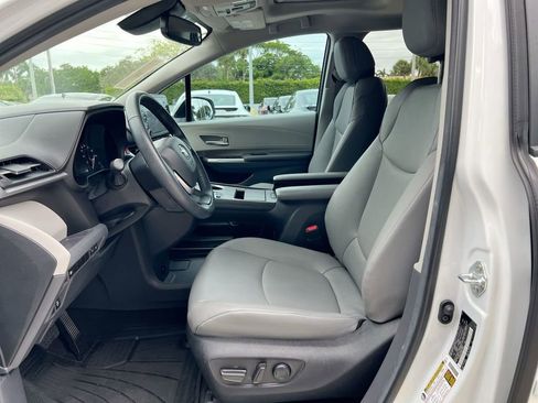 Used 2024 Toyota Sienna XLE FWD image 12