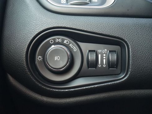 Used 2015 Jeep Renegade Latitude FWD image 27