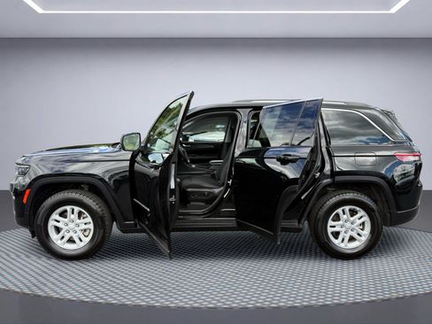 Used 2023 Jeep Grand Cherokee Laredo AWD/4WD image 14