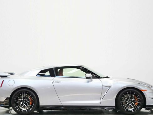 Used 2024 Nissan GT-R Premium w/ Premium Interior Package AWD/4WD image 2