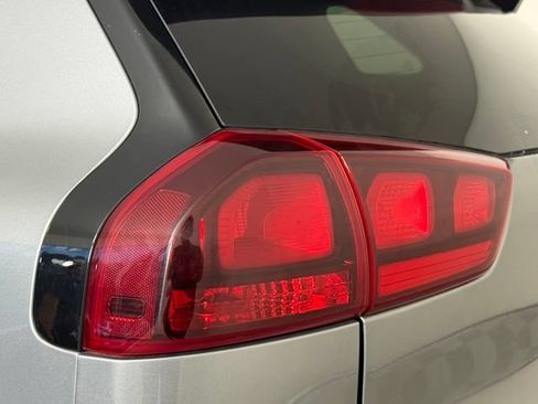 Used 2022 Kia Niro LXS FWD image 12