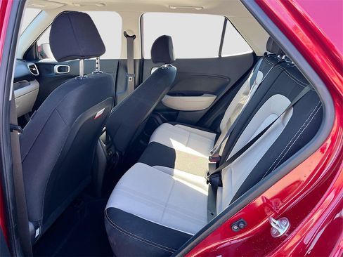 Used 2025 Hyundai Venue SEL image 24