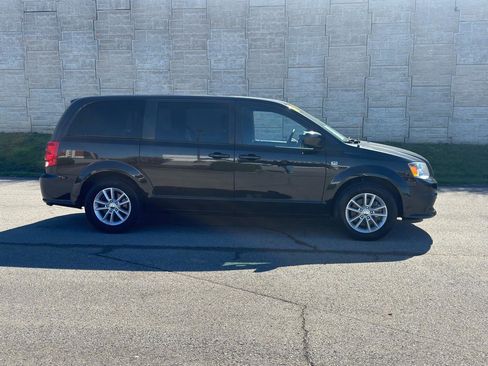 Used 2019 Dodge Grand Caravan SE image 2