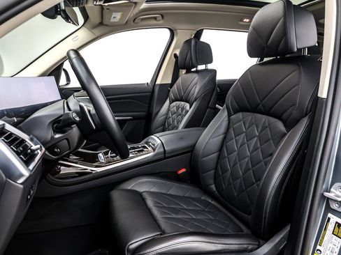 Used 2024 BMW X7 xDrive40i w/ Premium Package image 18