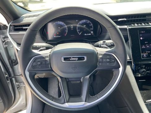 Used 2025 Jeep Grand Cherokee Altitude AWD/4WD image 14