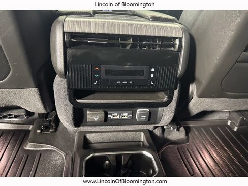 Used 2023 Jeep Wagoneer Series III w/ Preferred Equipment Group AWD/4WD image 12