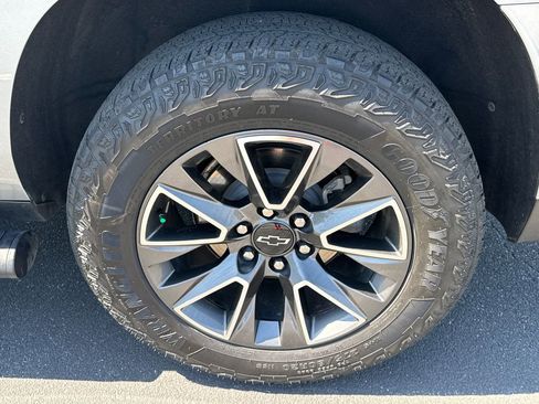 Used 2023 Chevrolet Suburban Z71 w/ Luxury Package image 20