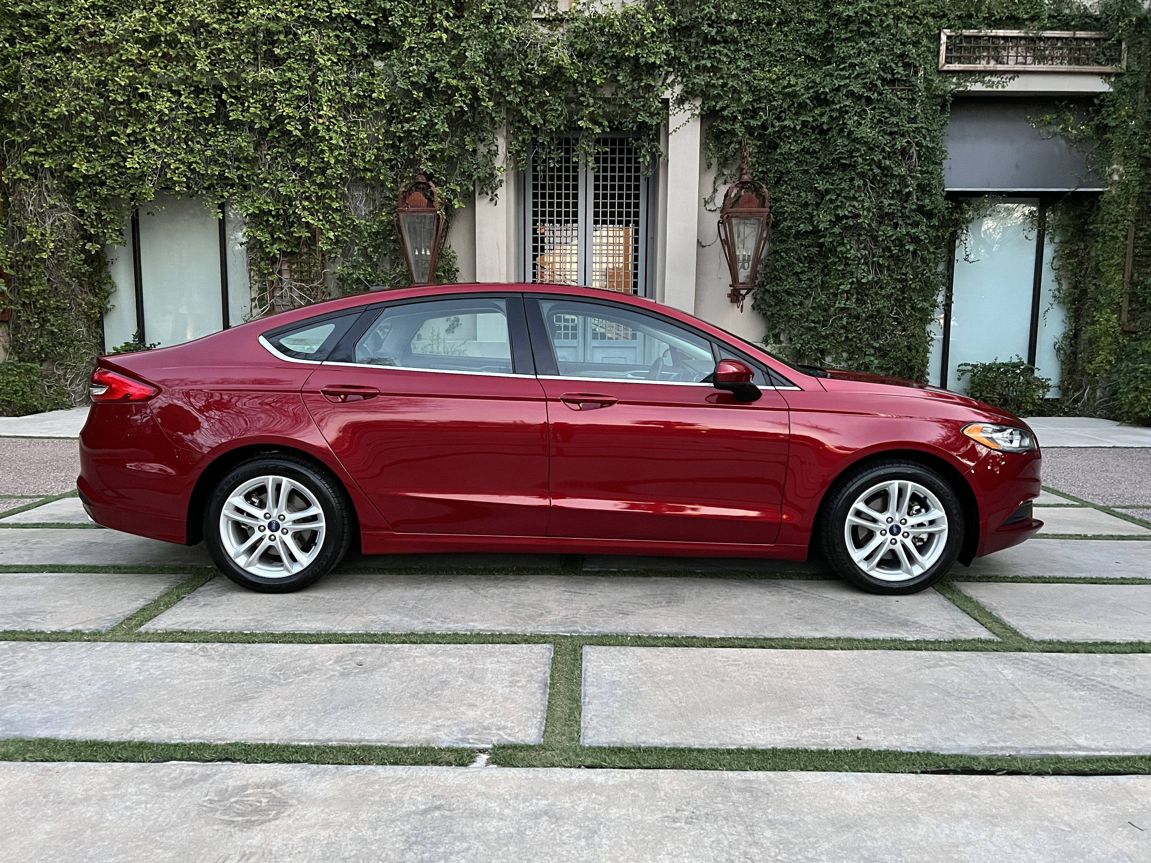 Used 2018 Ford Fusion SE FWD image 2