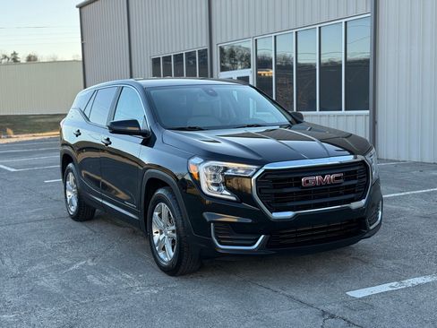 Used 2023 GMC Terrain SLE image 3
