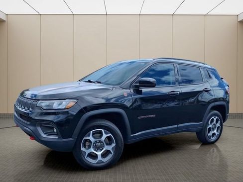 Used 2022 Jeep Compass Trailhawk w/ Trailhawk Convenience Group AWD/4WD image 2