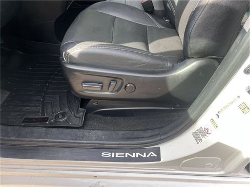 Used 2015 Toyota Sienna SE Premium FWD image 18