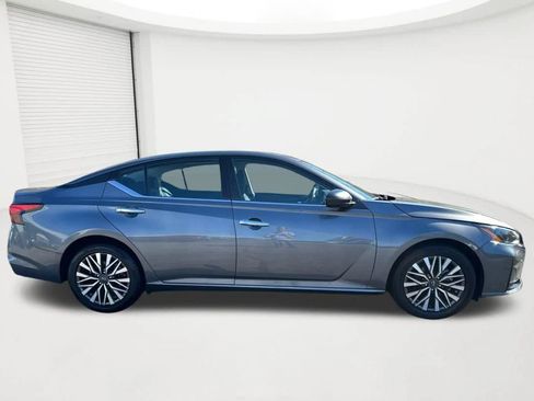 Used 2024 Nissan Altima 2.5 SV FWD image 4