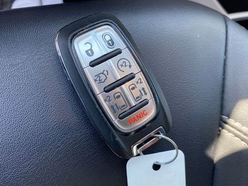 Used 2024 Chrysler Pacifica Touring-L FWD image 21