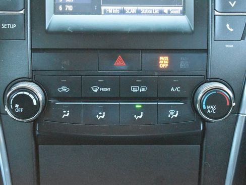 Used 2015 Toyota Camry LE FWD image 26