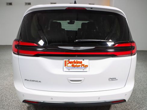 Used 2023 Chrysler Pacifica Touring-L FWD image 8