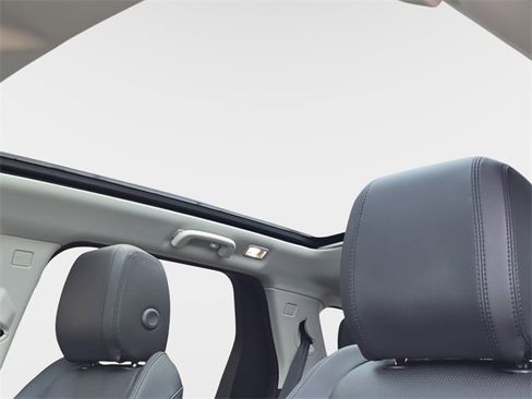 Used 2025 Land Rover Discovery Sport S image 30