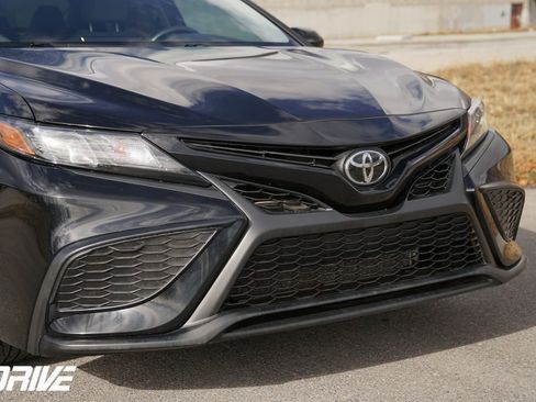 Used 2021 Toyota Camry SE image 3