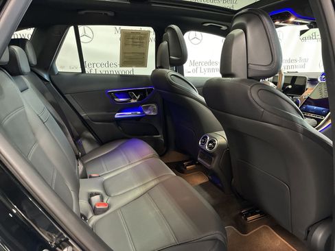 Used 2025 Mercedes-Benz GLC 300 4MATIC image 23