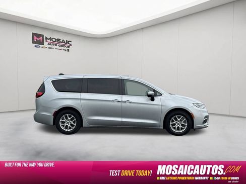 Used 2023 Chrysler Pacifica Touring-L FWD image 8