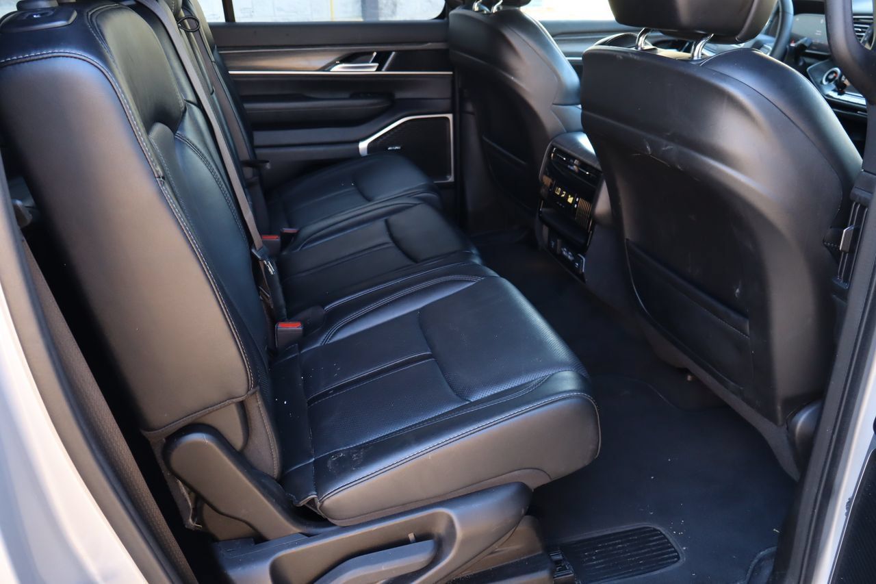 Used 2024 Jeep Wagoneer L Series II w/ Flexible Seating Group AWD/4WD image 18