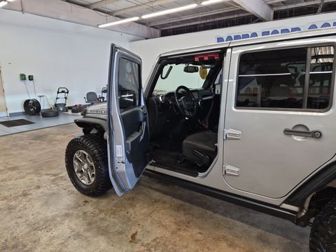 Used 2015 Jeep Wrangler Unlimited Rubicon w/ Connectivity Group AWD/4WD image 9