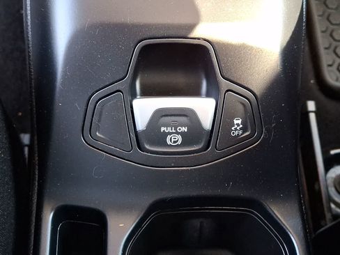 Used 2018 Jeep Renegade Latitude w/ Advanced Technology Group AWD/4WD image 27