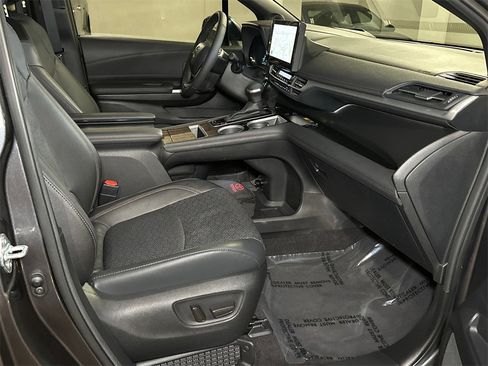 Used 2025 Toyota Sienna Platinum image 12