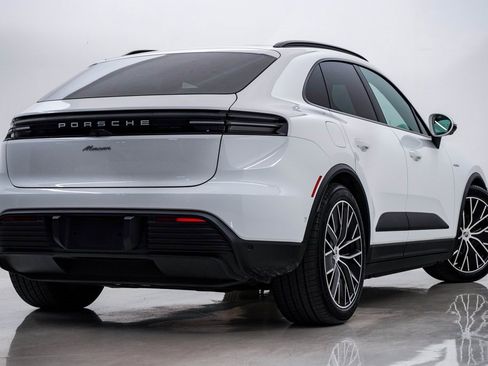 Certified 2025 Porsche Macan Electric image 11