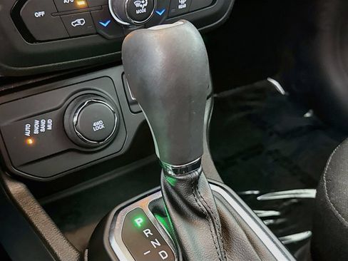 Used 2023 Jeep Renegade Latitude AWD/4WD image 10