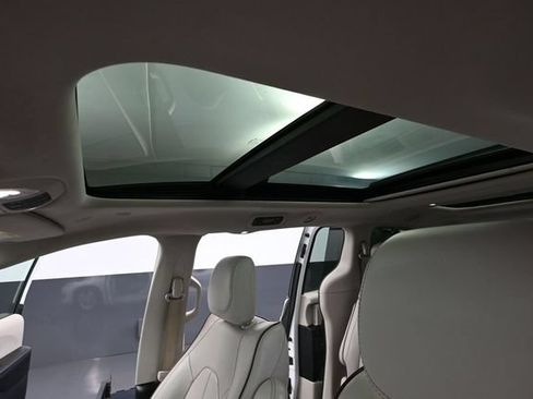 Used 2020 Chrysler Pacifica Limited FWD image 25