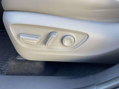 Used 2025 Toyota Highlander XLE image 16