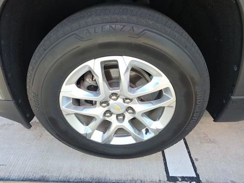 Used 2023 Chevrolet Traverse LS image 10