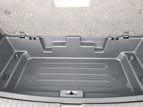 Used 2025 Chevrolet Traverse LT image 28