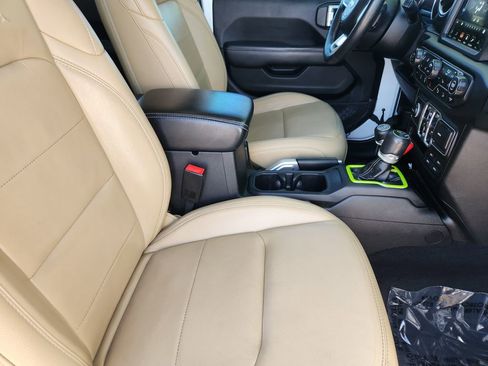 Used 2018 Jeep Wrangler Unlimited Sahara AWD/4WD image 5