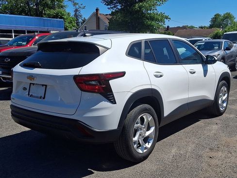 Certified 2024 Chevrolet Trax LS w/ LS Convenience Package FWD image 8