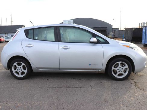 Used 2013 Nissan Leaf SV w/ LED & Quick Charge Pkg image 4
