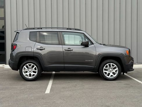 Used 2016 Jeep Renegade Latitude w/ Popular Equipment Group AWD/4WD image 4